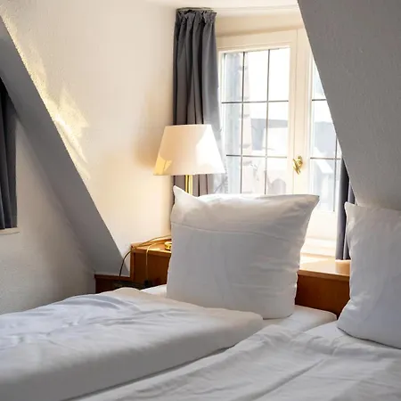 Hotel Zum Ritter St Georg - Oldest Residential Building In Since 1592