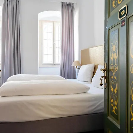 Zum Ritter St Georg - Oldest Residential Building In Since 1592 Отель 3*