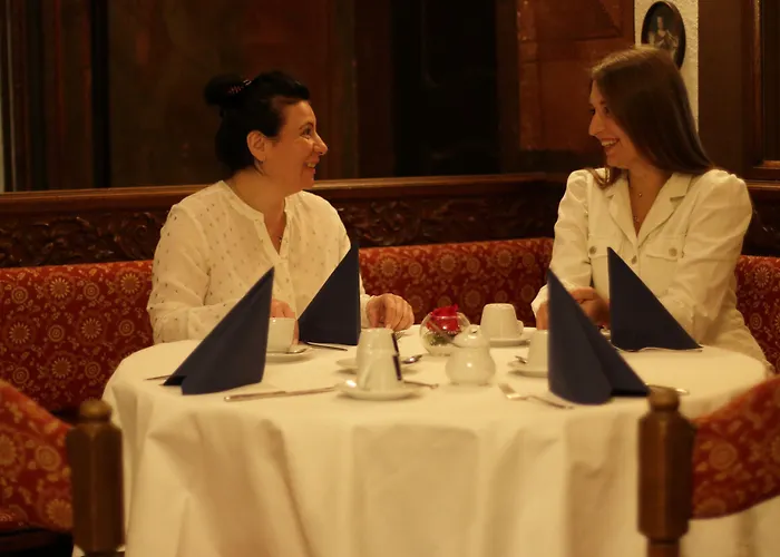 Zum Ritter St Georg - Oldest Residential Building In Since 1592 3*